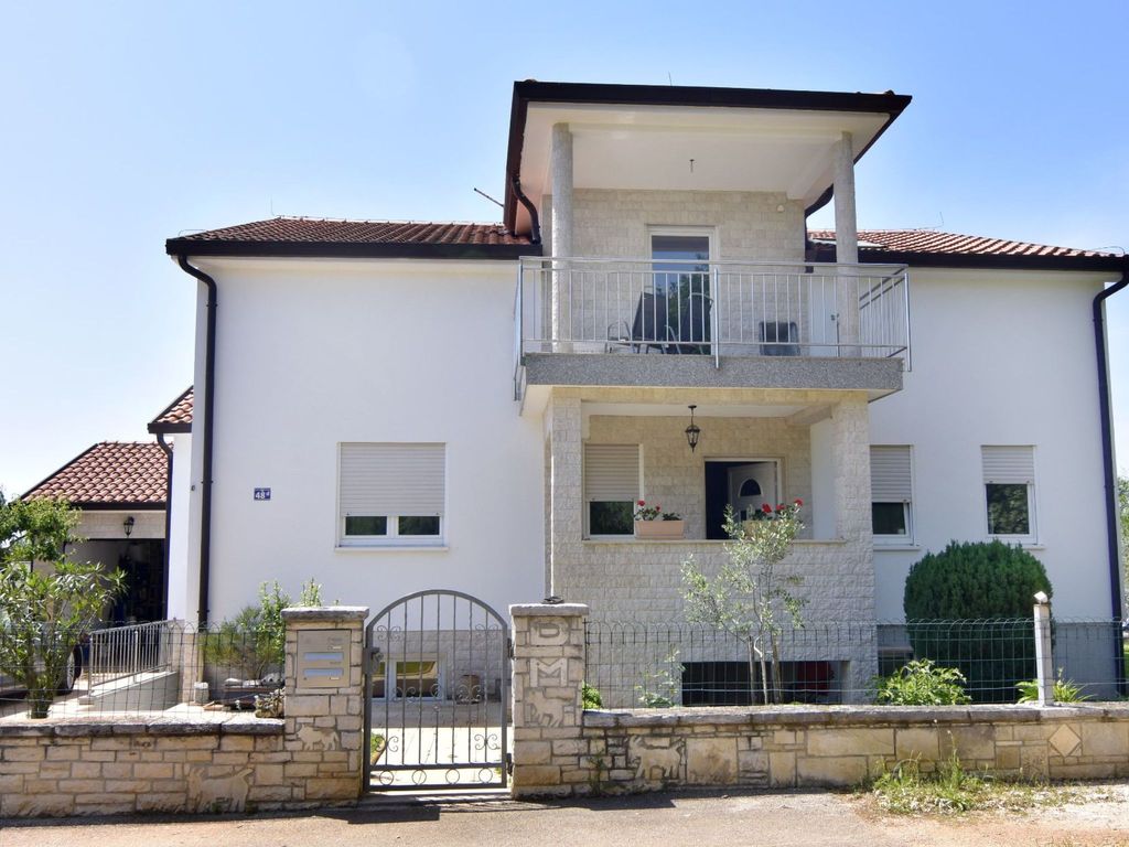 Geräumige Kellerwohnung in der Nähe von Umag