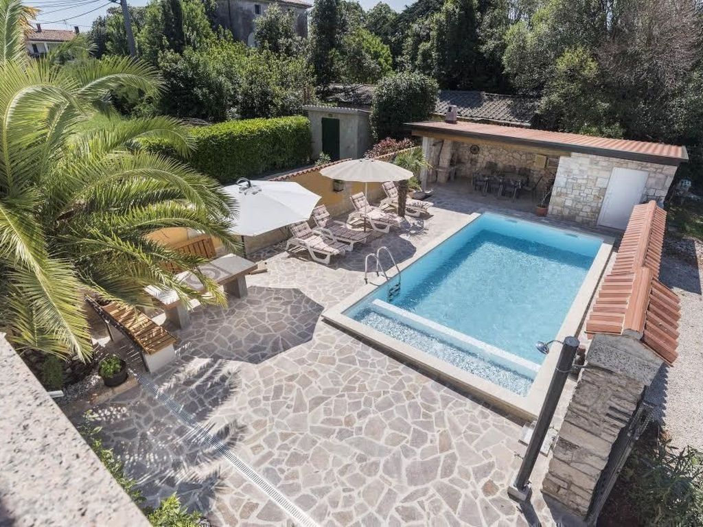 mit beheiztem Pool und Meerblick