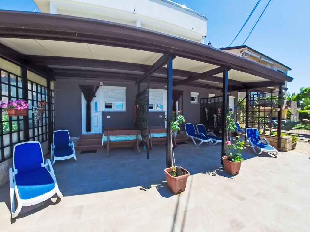 Appartement in Zambratija mit Schöner Terrasse