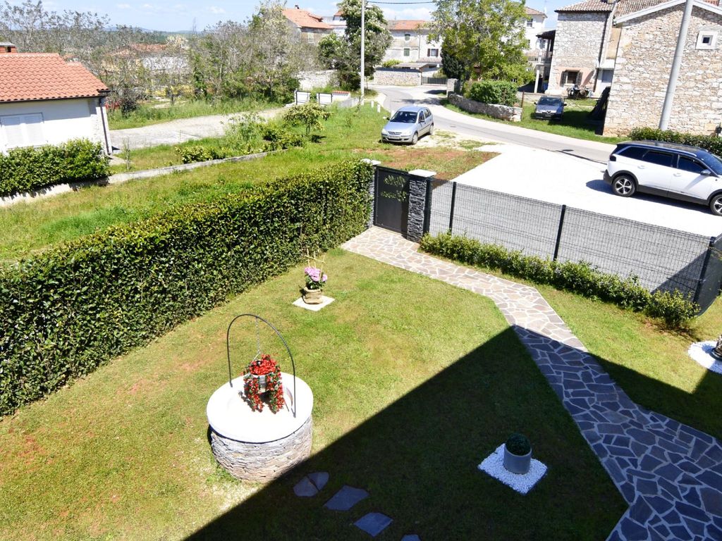 Apartment 2 in einer neuen Villa mit Pool in ruhiger Lage