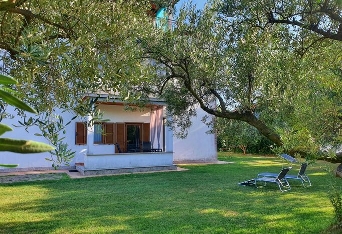 Renovierte Wohnung in Zambratija mit Großem Garten