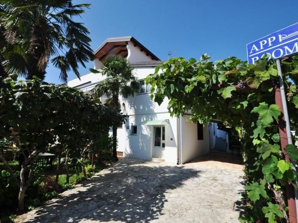 in Novigrad mit privatem Parkplatz