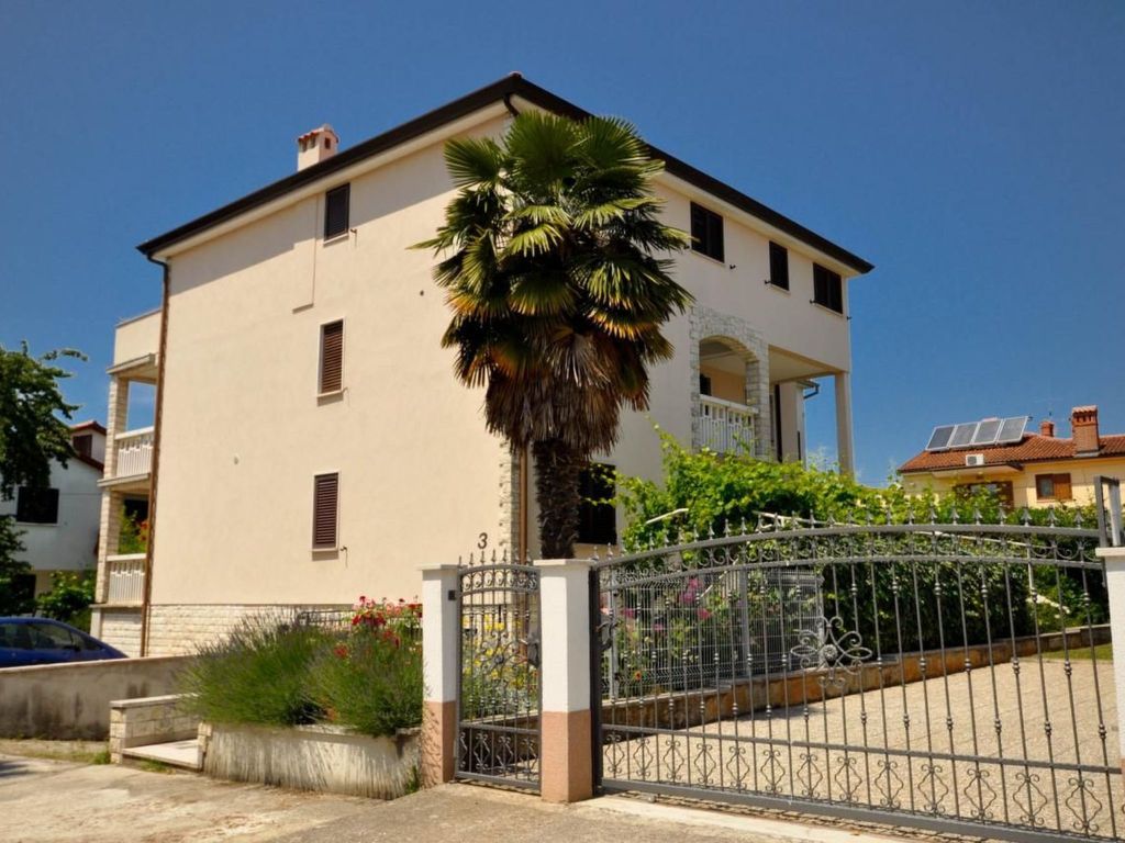 Modernes Apartment in Novigrad mit privatem Parkplatz
