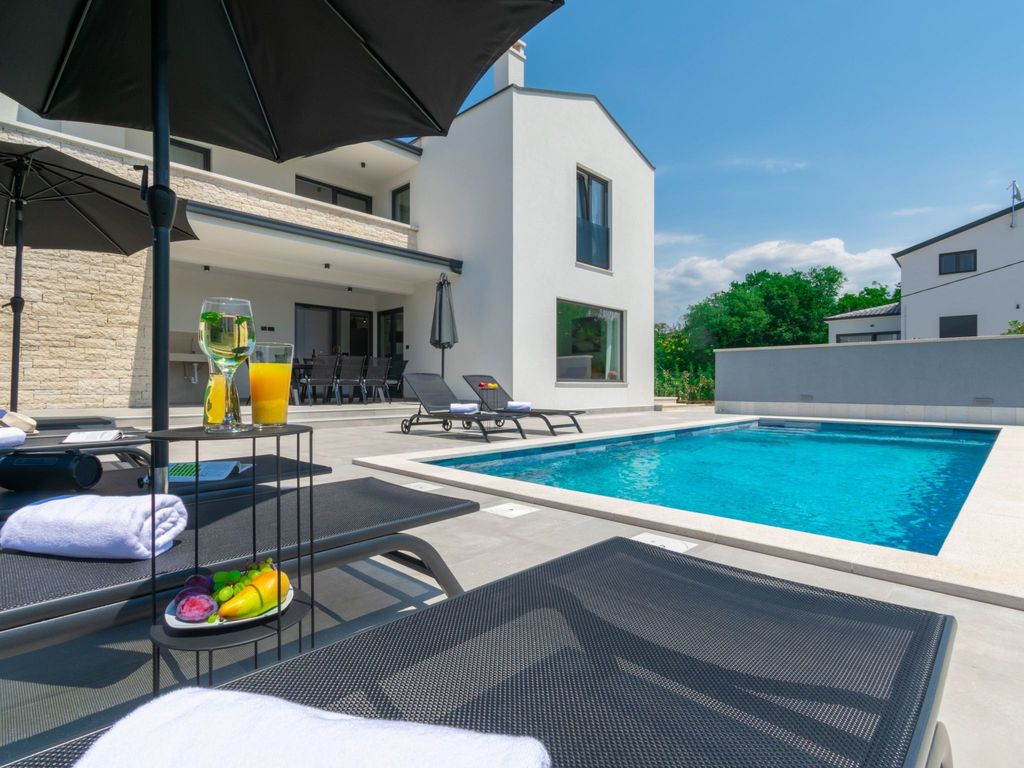 Modern 300m² Villa - King Beds and Leisure Zone