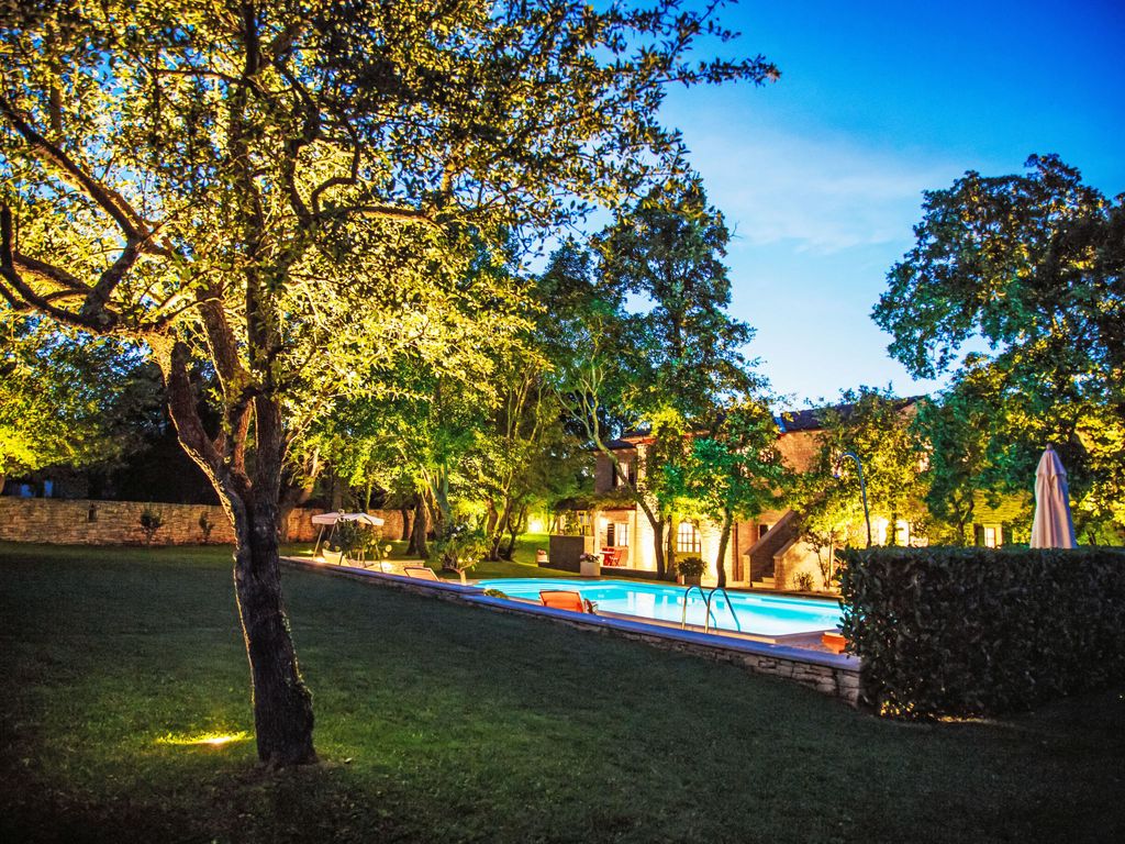Luxusvilla mit Garten und Pool sowie herrlicher Aussicht