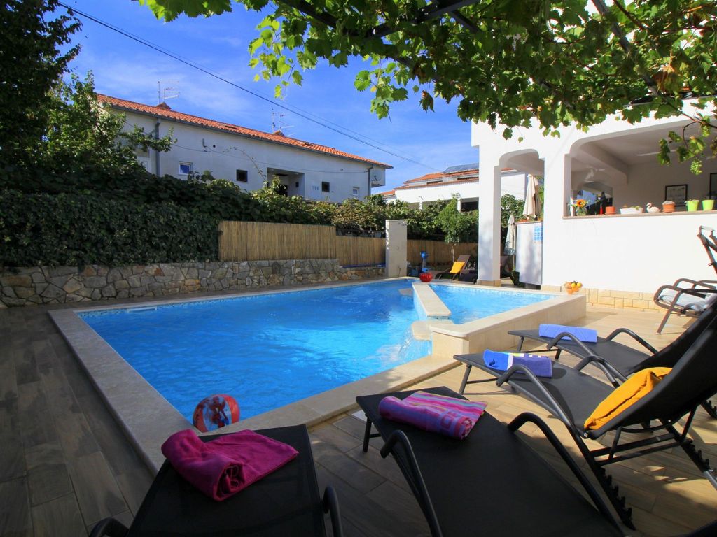 in Poreč mit Gepflegtem Garten