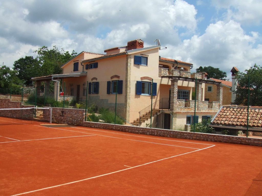 Ruhiggelegene Villa mit eigenem Tennisplatz und Pool für Ausflüge in die Umgebu