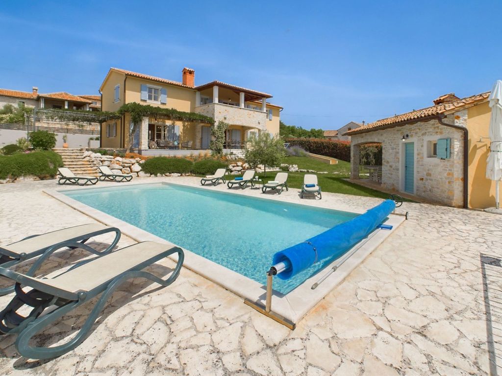 Luxuriöse Villa mit Schwimmbad und großem Garten