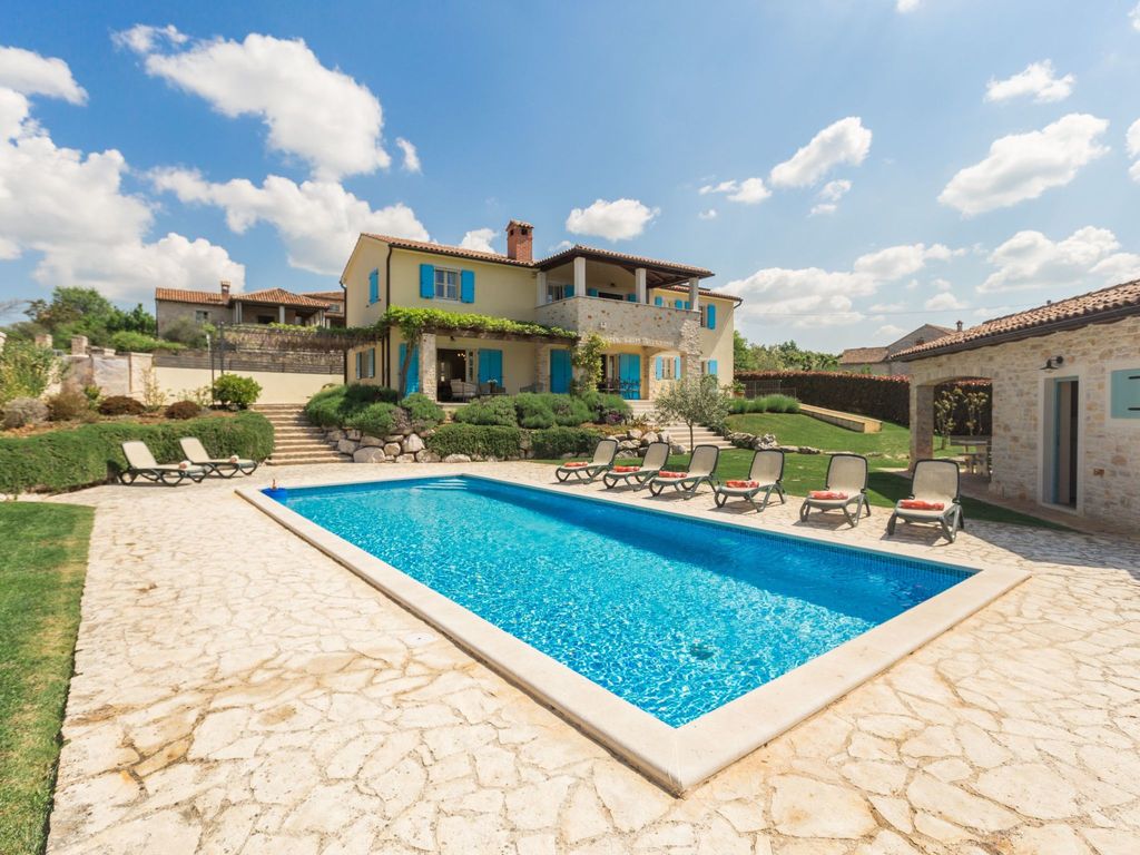 Villa mit Pool, Garten und Sommerküche