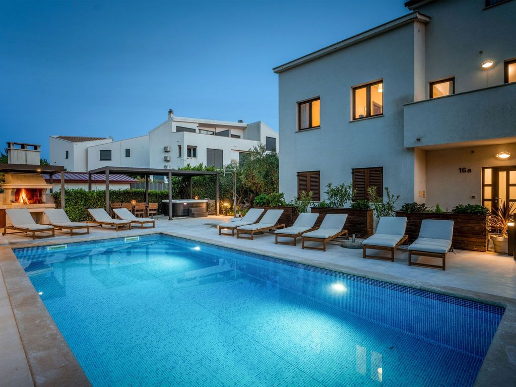Schönes Appartement Mala 4 mit Pool