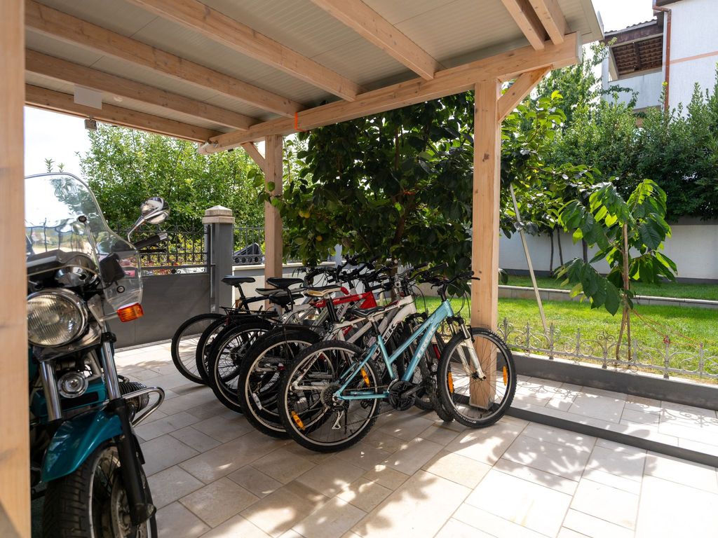 mit Terrasse