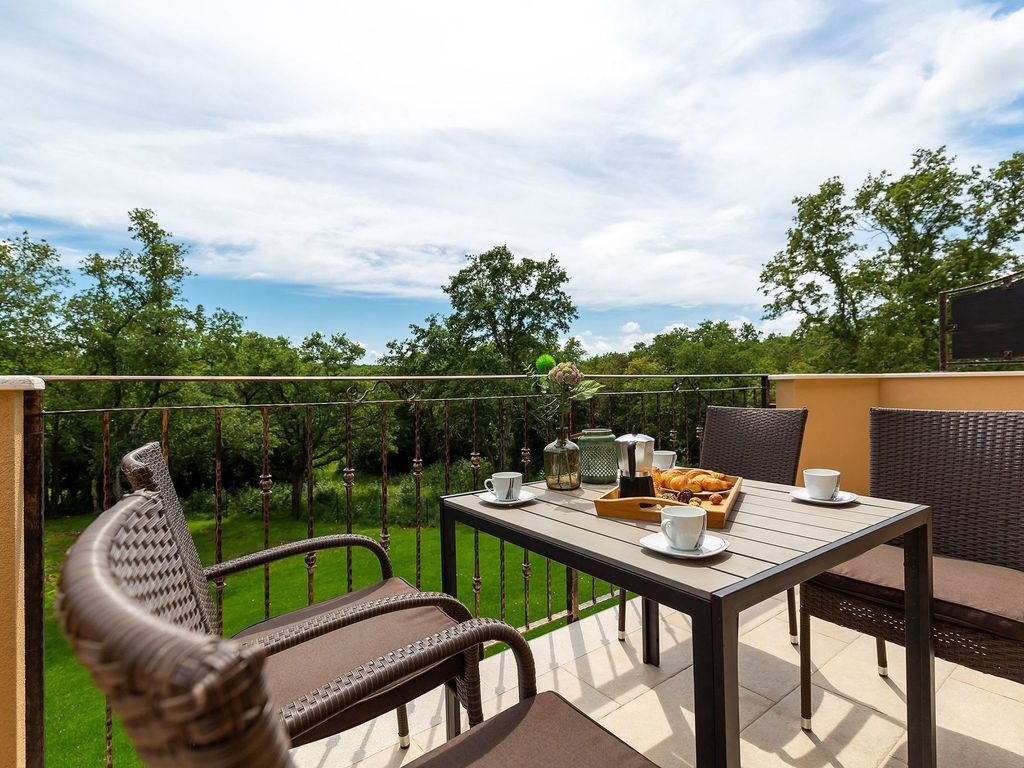 Modernes Apartment mit Balkon und Gemeinschaftsgarten am Waldrand