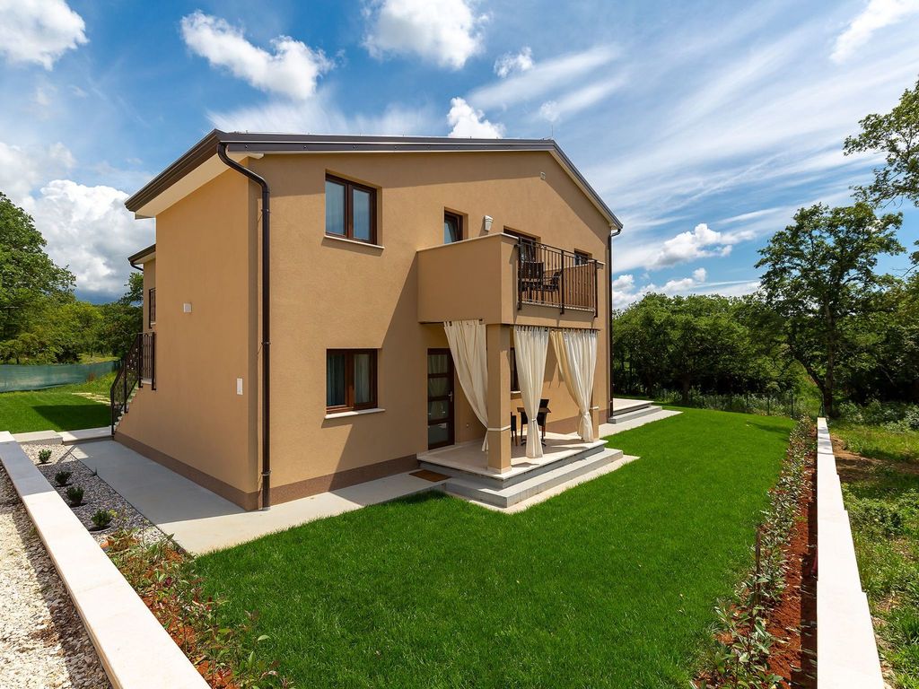 Modernes Apartment mit Balkon und Gemeinschaftsgarten am Waldrand