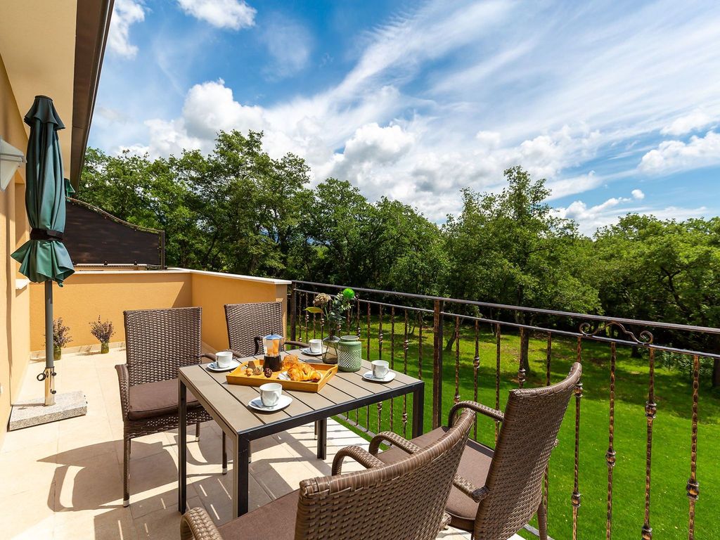Modernes Apartment mit Balkon und Gemeinschaftsgarten am Waldrand