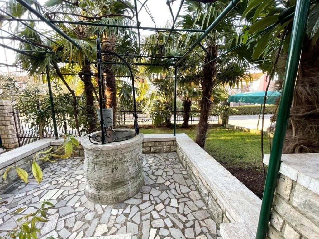 Wohnung in Rovinj mit Garten, Terrasse und Grill