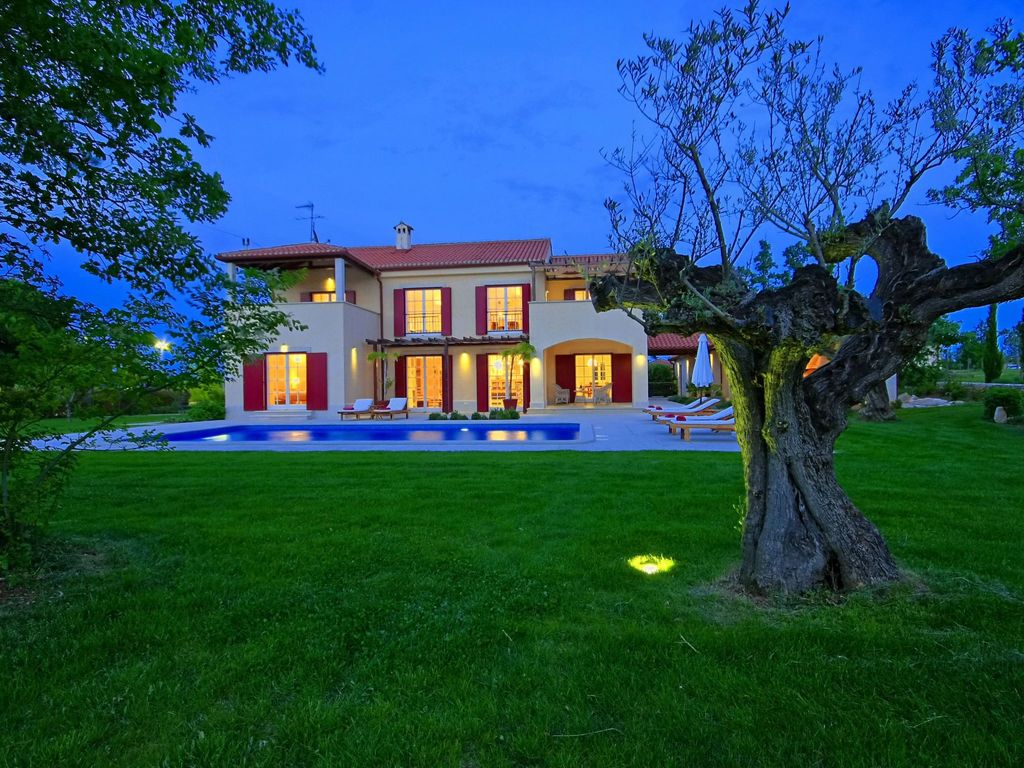 Luxus "Villa Mirna" mit Tennisplatz