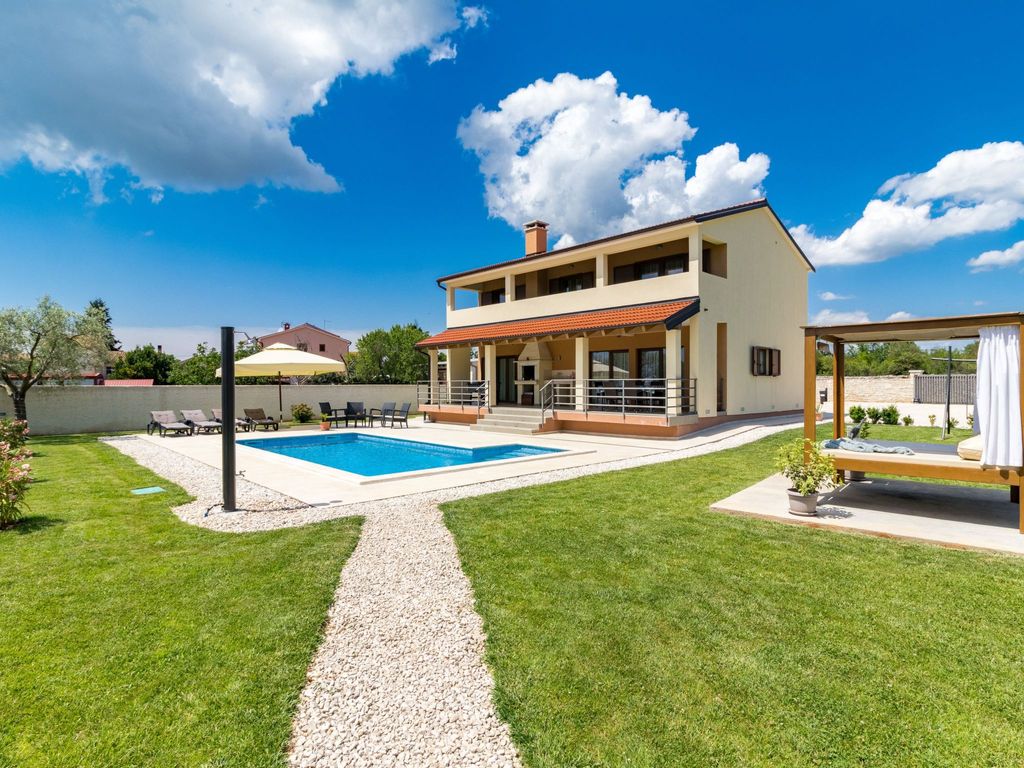Beeindruckende Luxusvilla mit beheiztem Privatpool