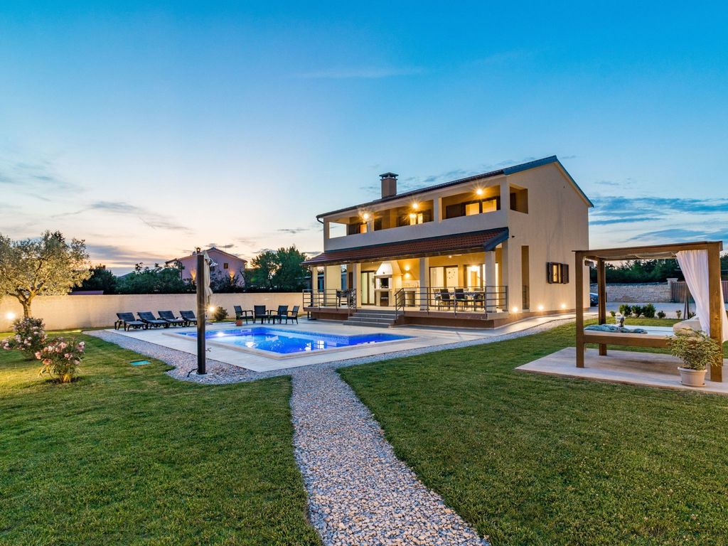 Beeindruckende Luxusvilla mit beheiztem Privatpool