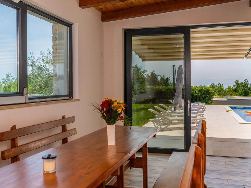Villa EmMa mit 5 Schlafzimmern und beheiztem Pool
