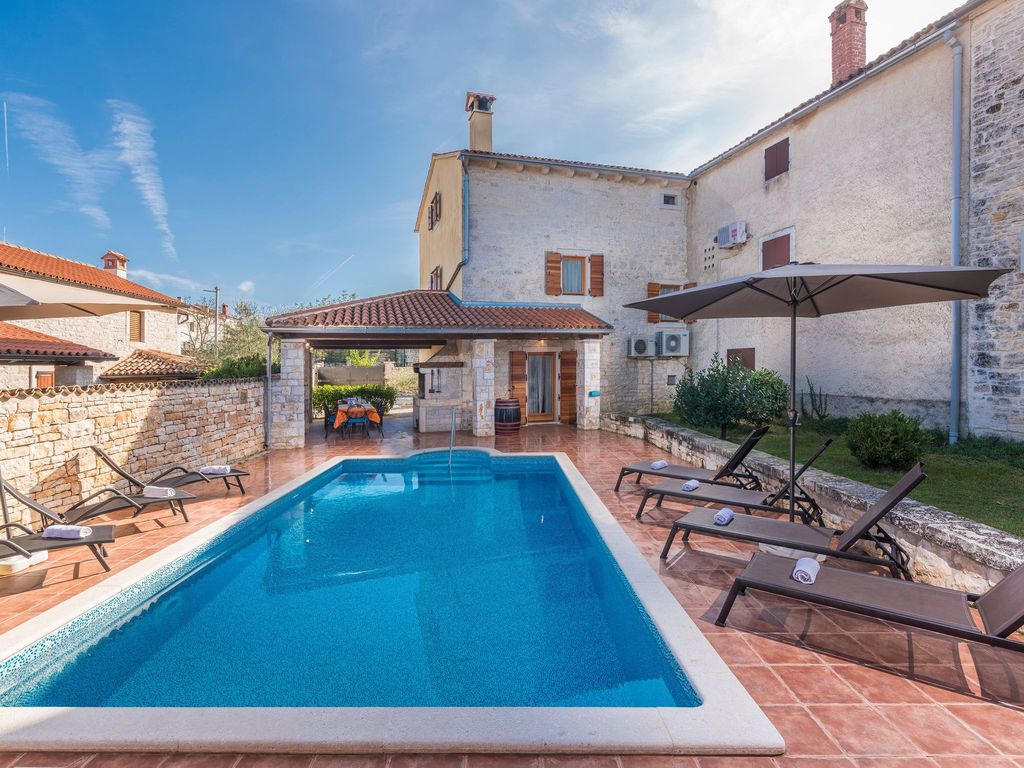 Gemütliches Ferienhaus in Peresiji mit Grill und Terrasse