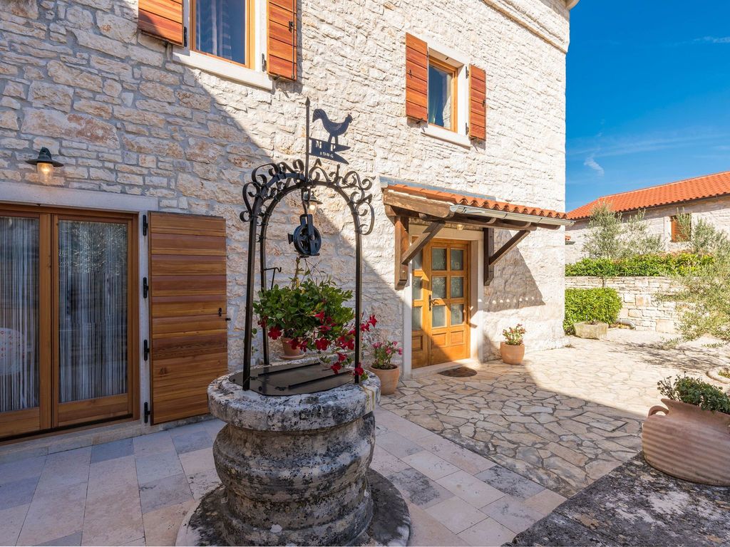 Gemütliches Ferienhaus in Peresiji mit Grill und Terrasse