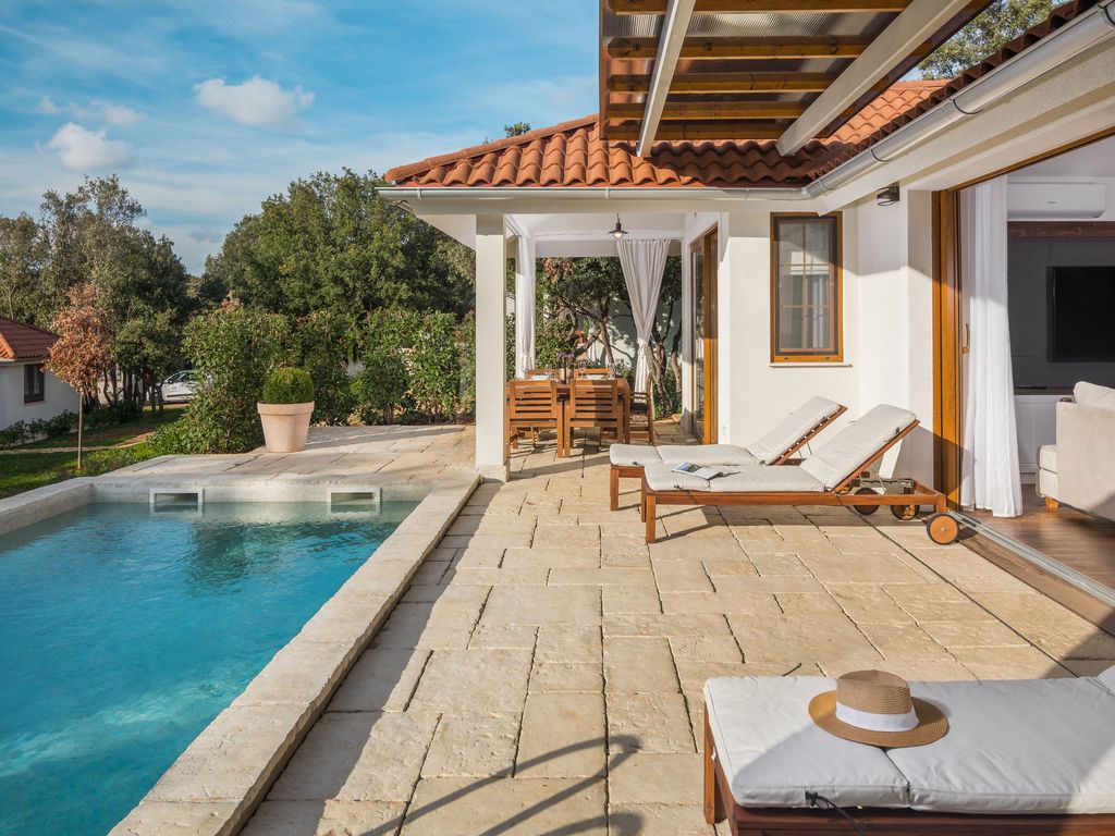 Luxury Beachside Villa Porto Bus