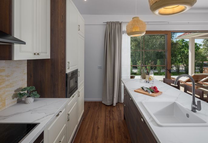 Luxury Bay Villa with private hot tub .3