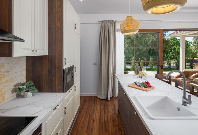 Luxury Bay Villa with private hot tub .1