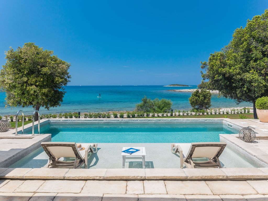 Luxury Beachfront Villa Porto Bus