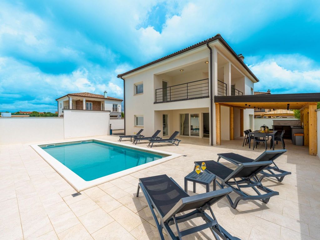 4 Schlafzimmer, 3 Badezimmer, Küche, Wohnzimmer, privater Pool, Grill