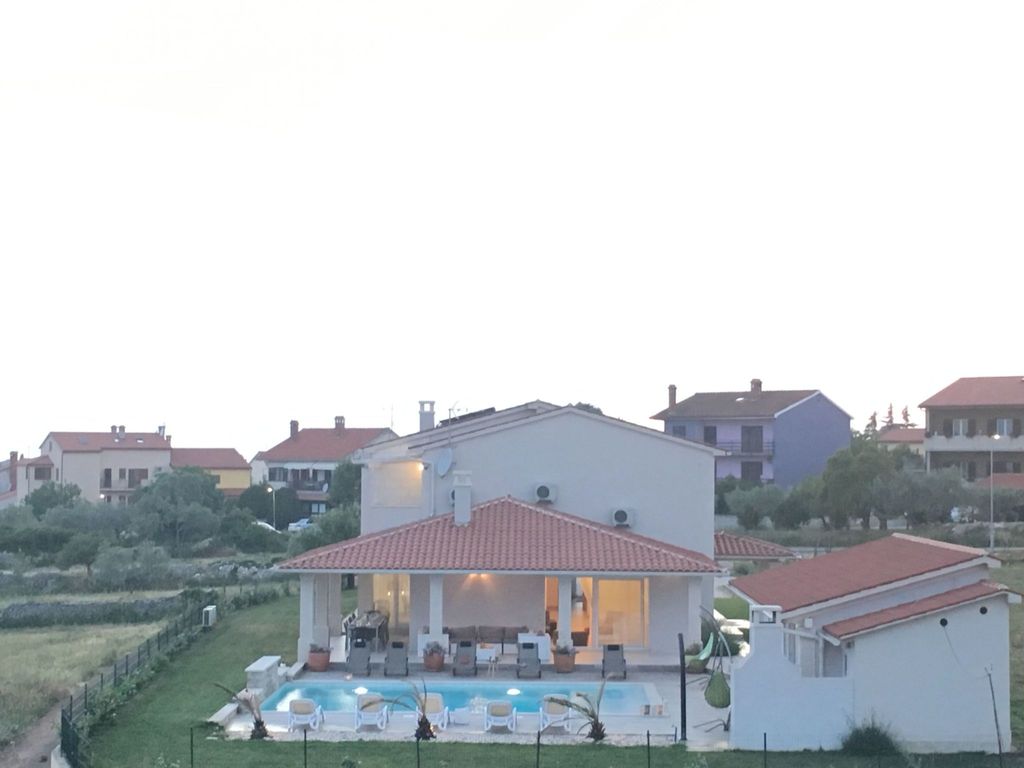 Elegante und komfortable Villa mit Salzwasserpool, Whirlpool und Sauna, umgeben