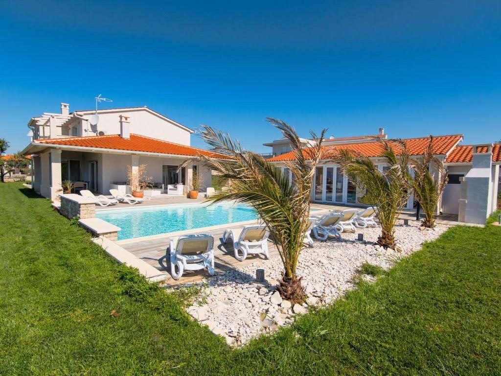 Elegante und komfortable Villa mit Salzwasserpool, Whirlpool und Sauna, umgeben