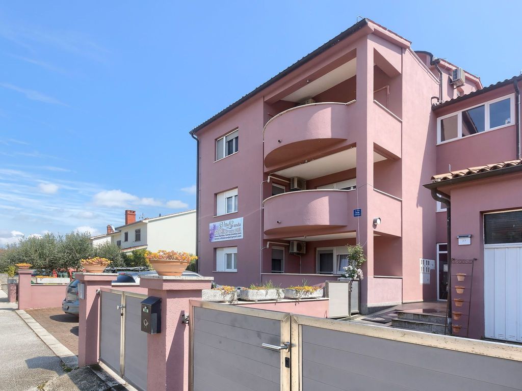 Wohnung in Fažana mit gemeinsamem Pool und Garten