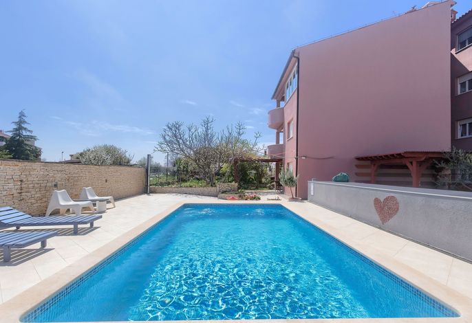 Wohnung in Fažana mit gemeinsamem Pool und Garten
