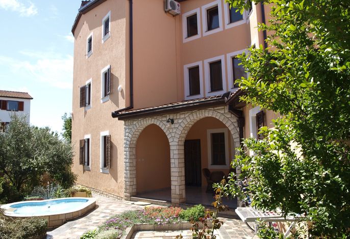 Appartement in Fažana mit Möbliertem Balkon