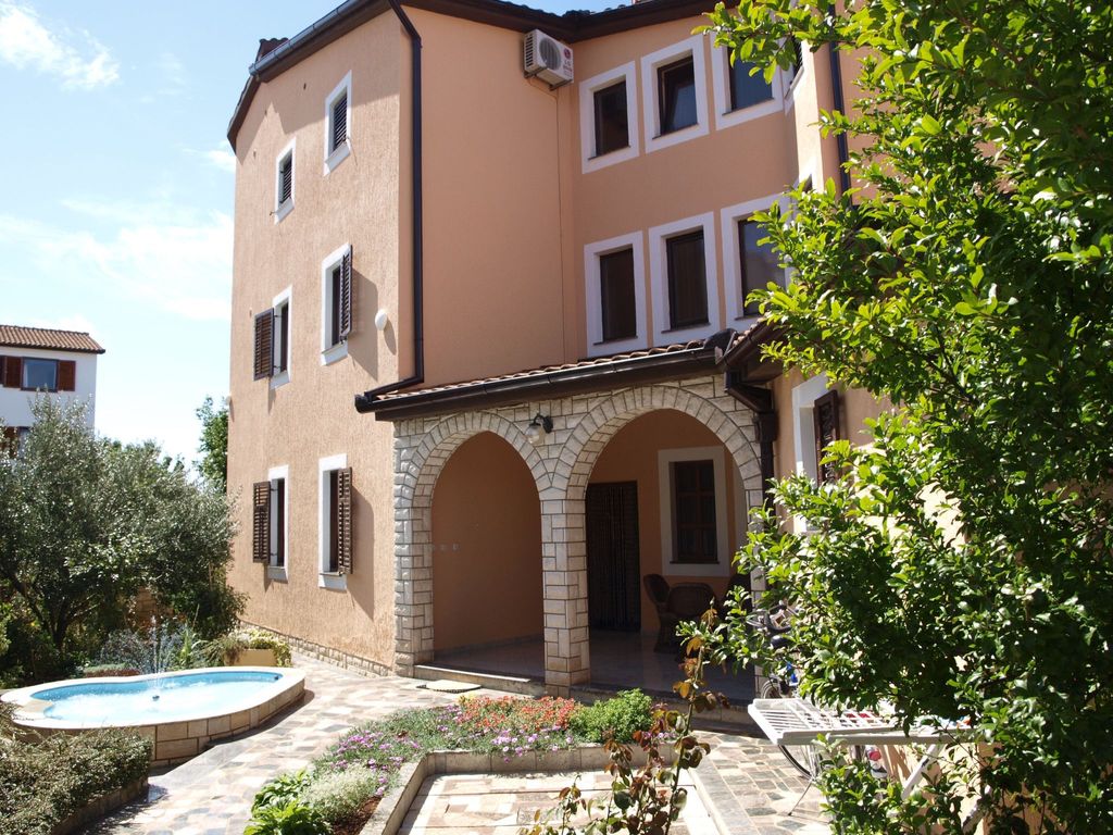 Appartement in Fažana mit Möbliertem Balkon