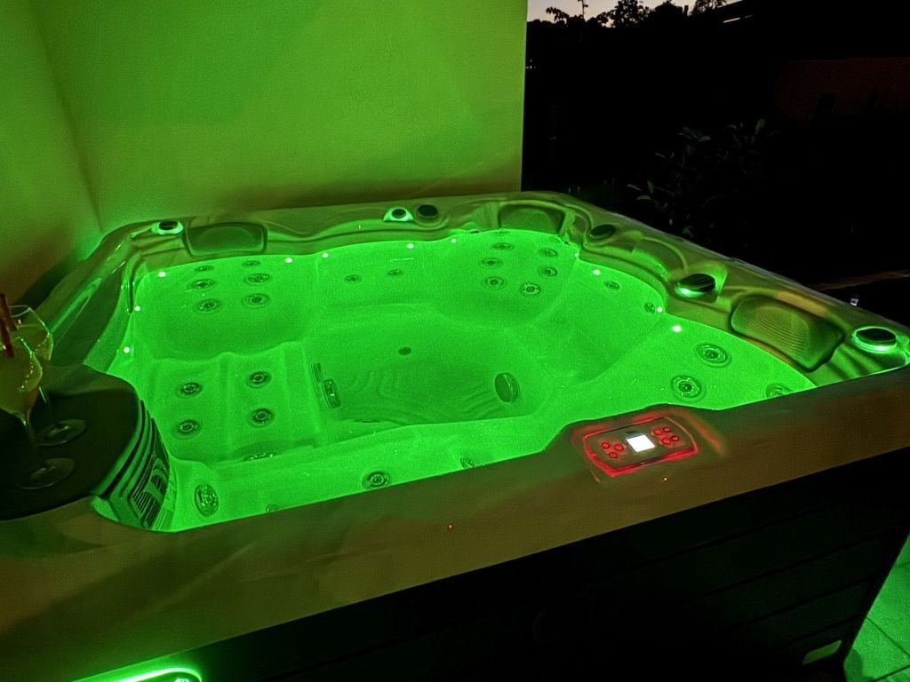 Luxus-Appartement mit Jacuzzi, Parkplatz und Garten
