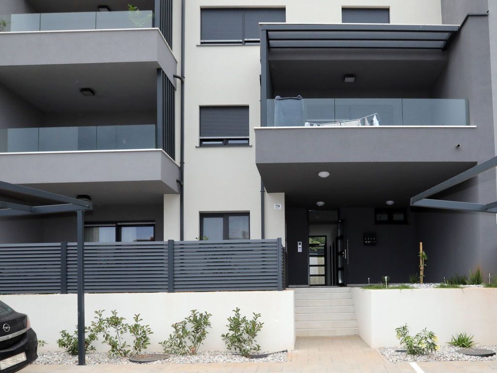 Luxus-Appartement mit Jacuzzi, Parkplatz und Garten