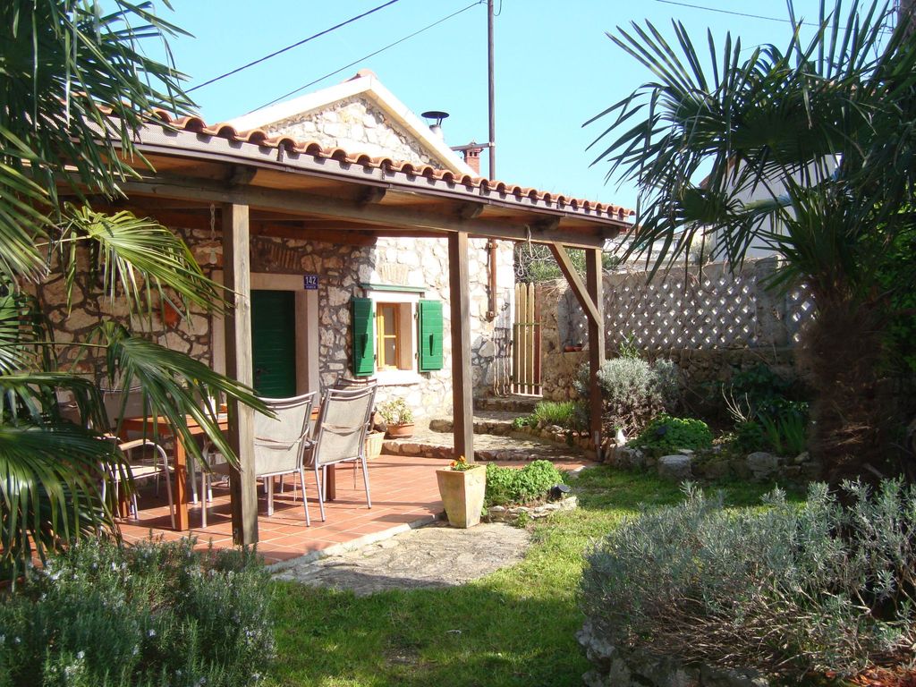 Typisch istrisches Steinhaus mit Grill und Garten