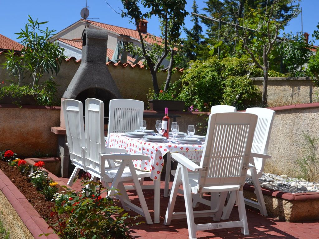 Helle Ferienwohnung in Vinkuran mit Garten, Grill und Terrasse