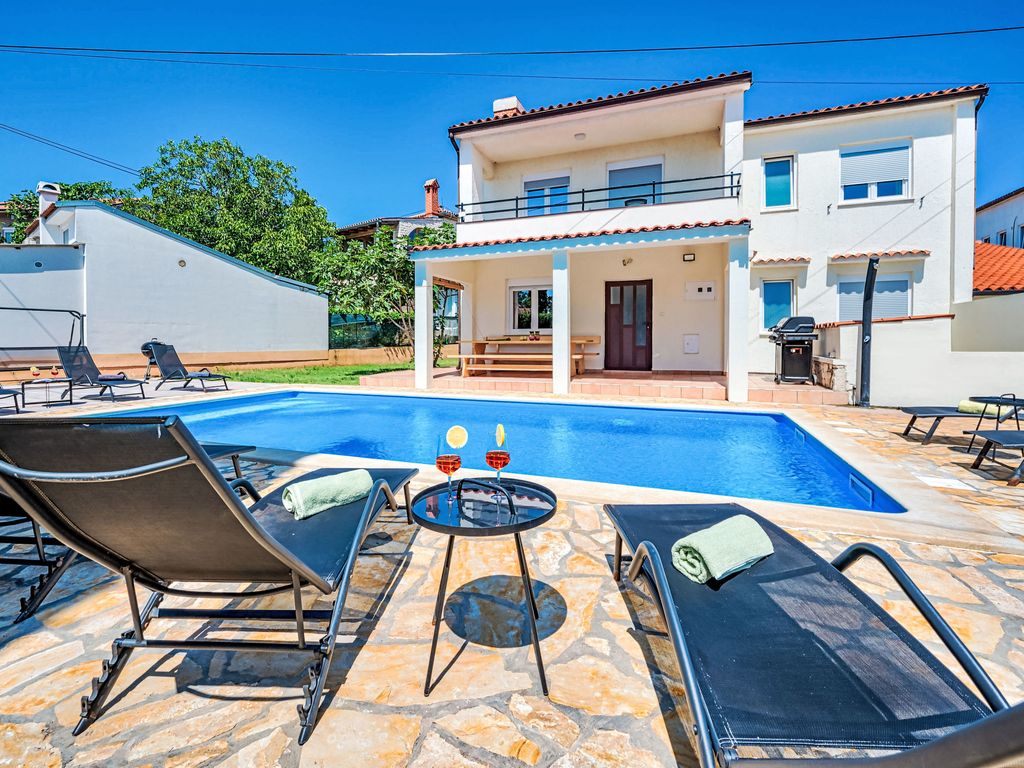 Villa mit Garten, Grill und Terrasse