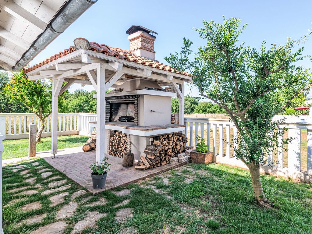 Tena Orange mit Parkplatz, Terrasse und BBQ