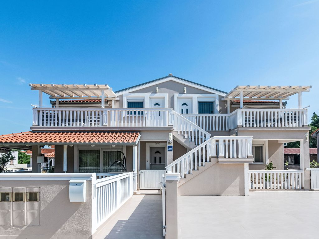 Tena Orange mit Parkplatz, Terrasse und BBQ