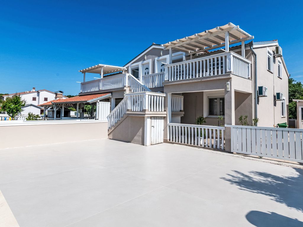 Ema Red mit Parkplatz, Terrasse und Grillmöglic