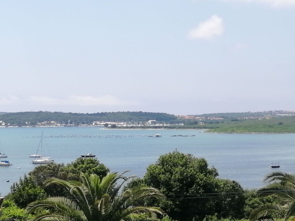 Apartment mit drei Schlafzimmern und Meerblick
