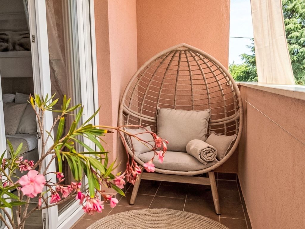 Family Apartment Oros Medulin, with a pool