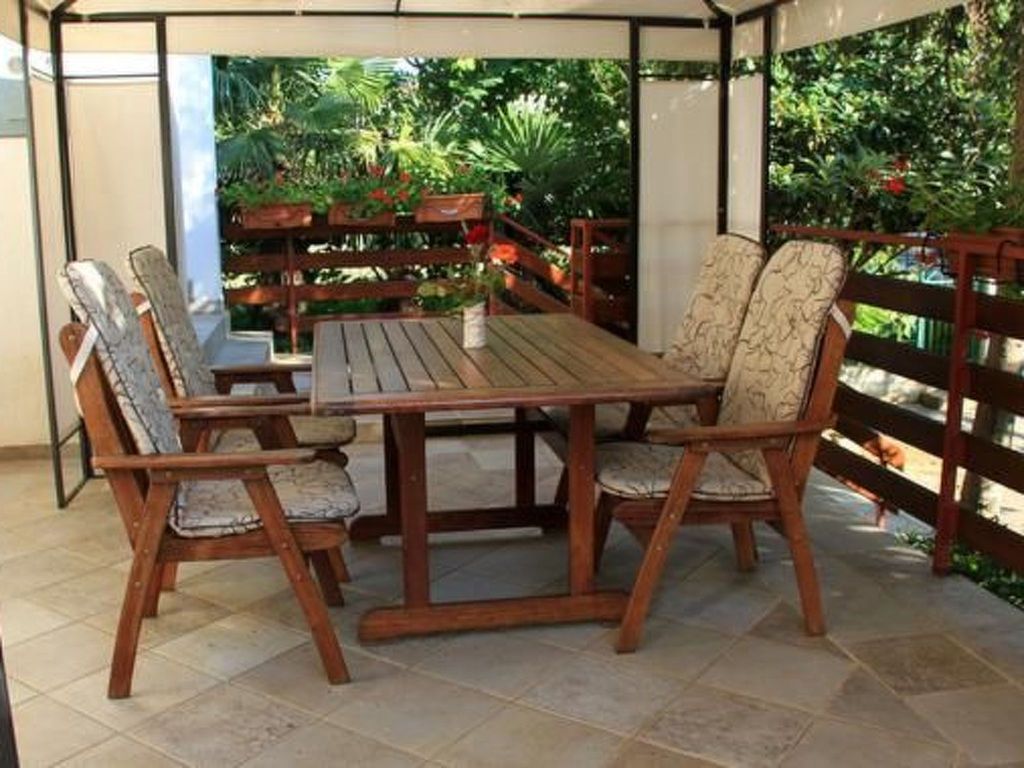 mit Terrasse