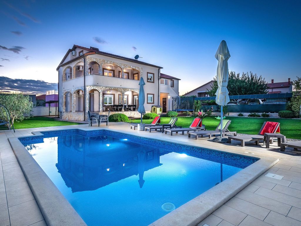Schöne Villa in ruhiger Stadt mit Pool und BBQ