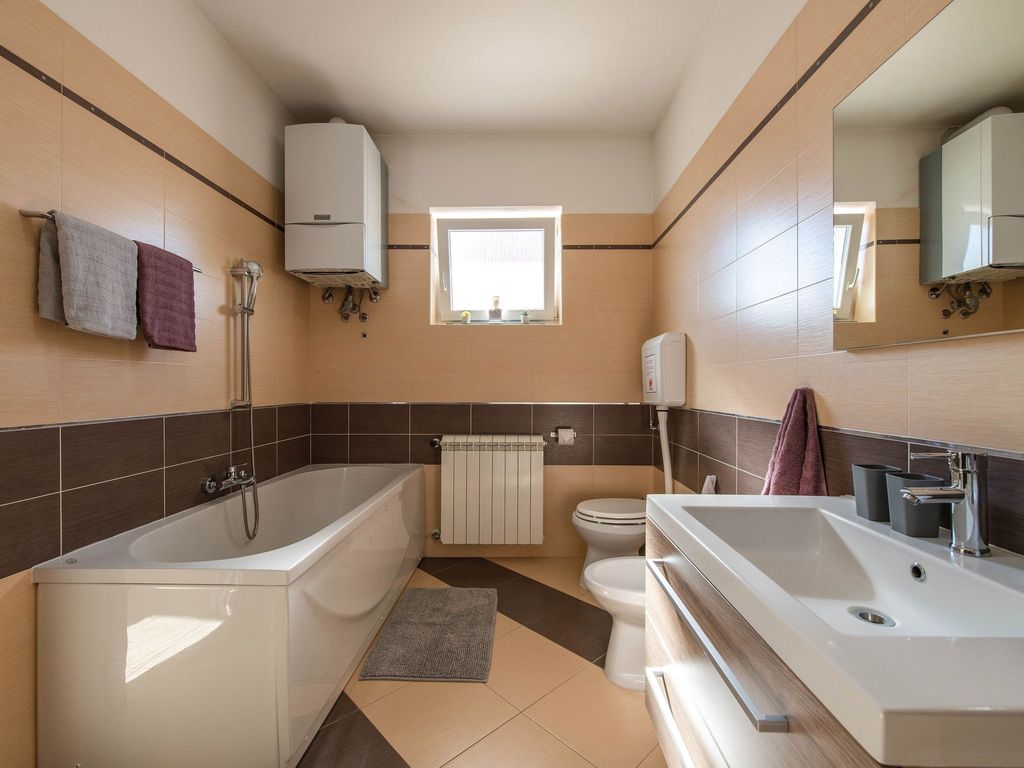 Schöne Villa in ruhiger Stadt mit Pool und BBQ