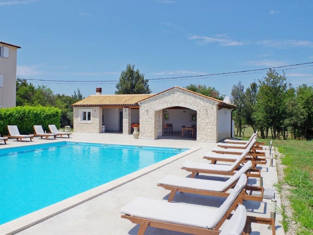 in Rakalj mit Grill, Garten und Terrasse
